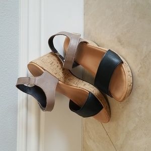 Naot Sandal. Resort Summer. Soft black leather / soft stone leather. Size 6.5 US